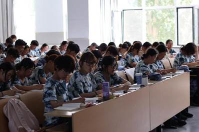 教室学生
